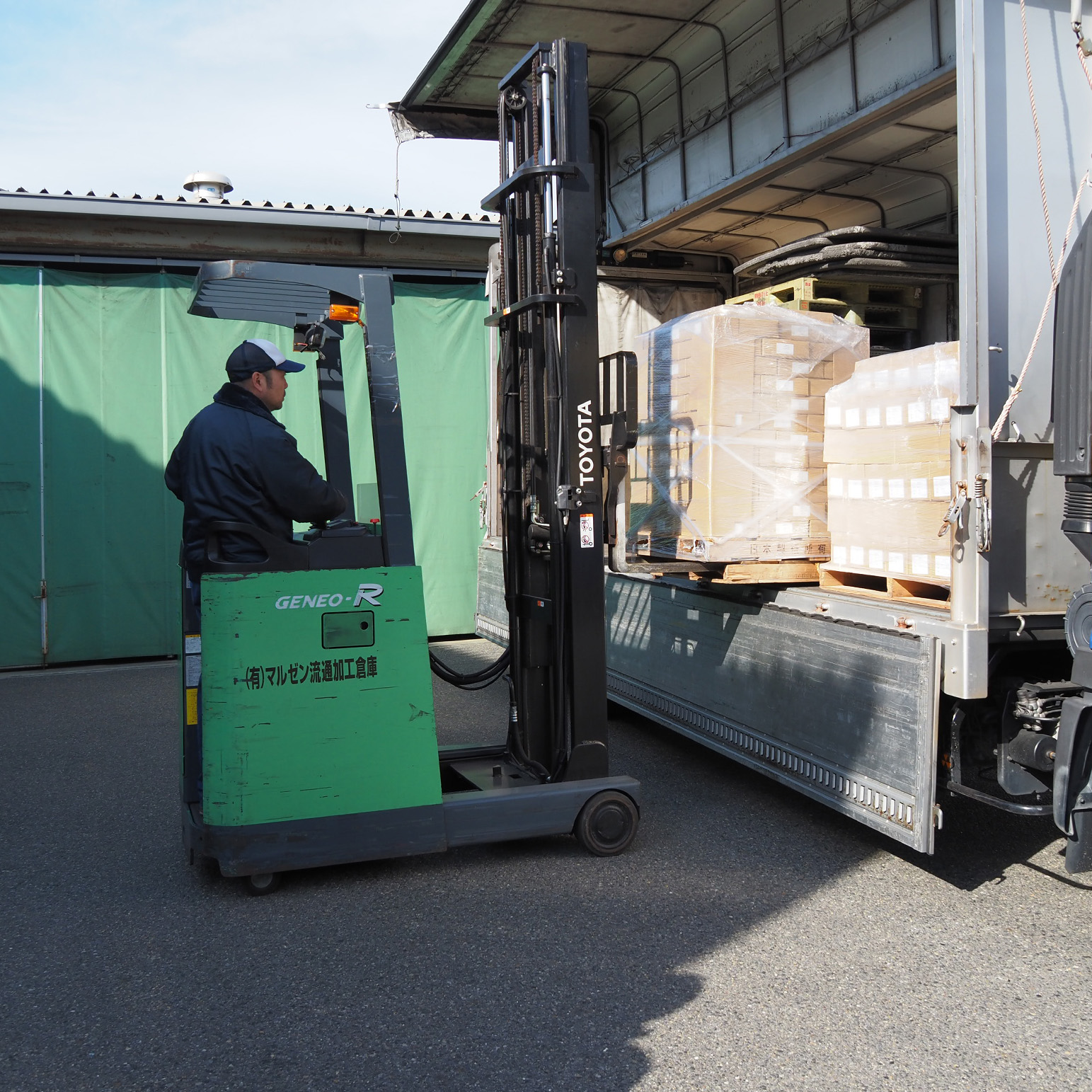 荷下ろしの様子