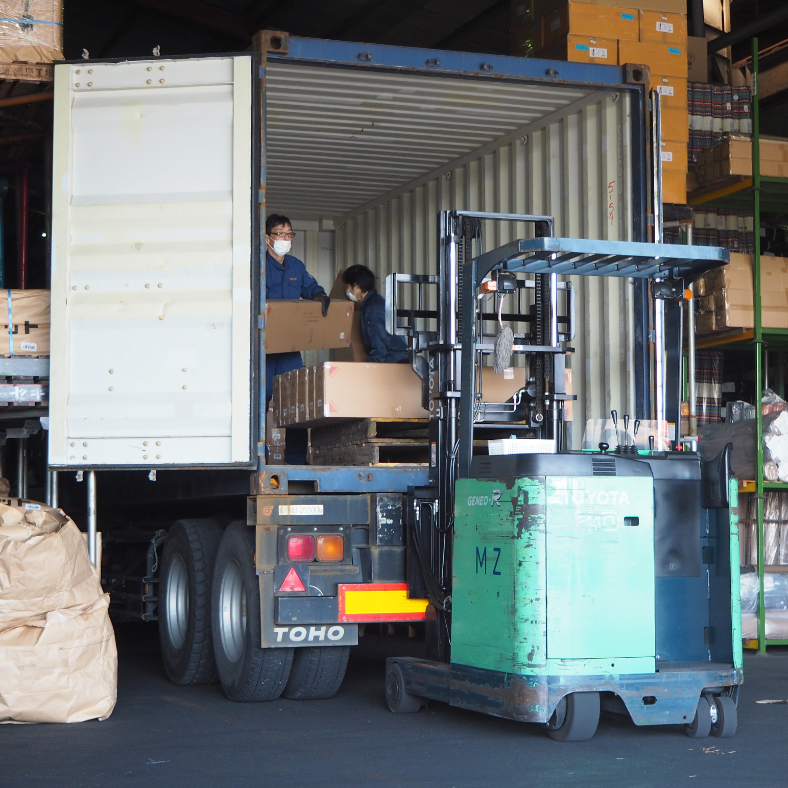 荷下ろしの様子